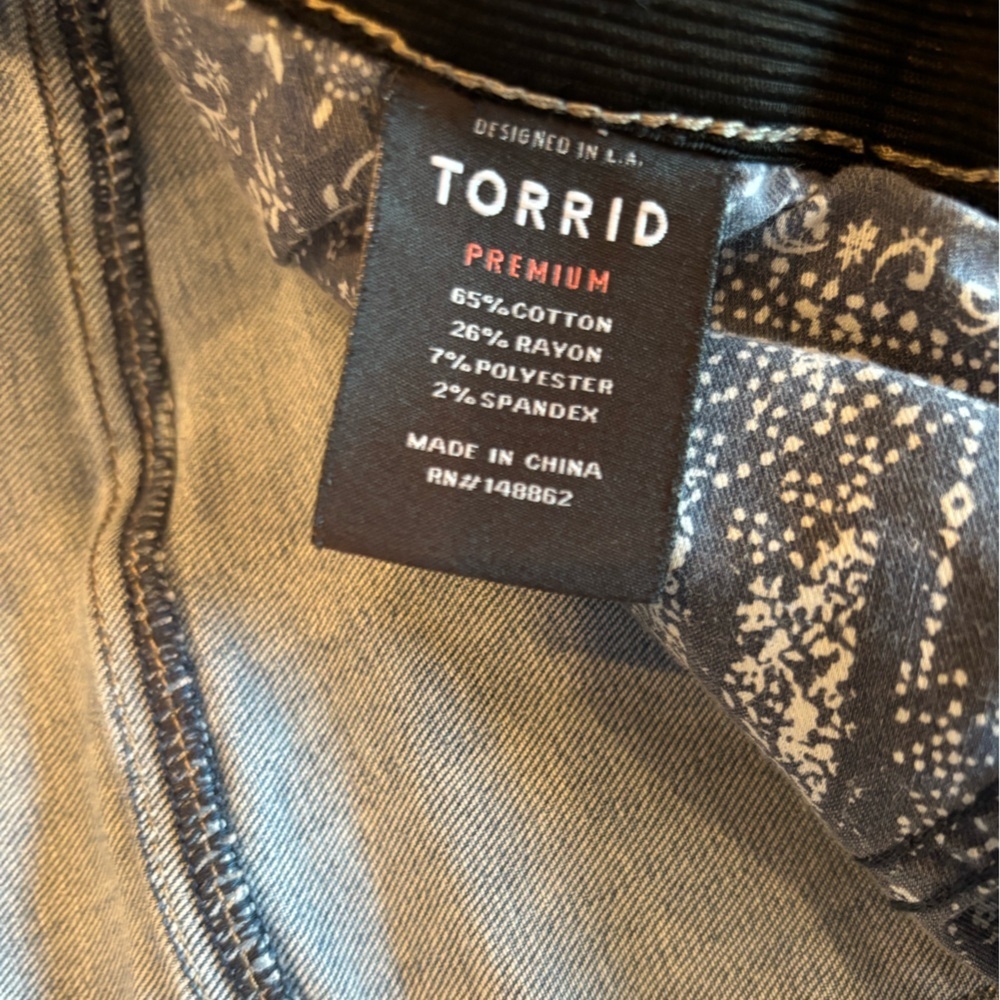 Torrid Jeans Sky High Skinny Crop Light Blue Cropped Distressed BoyfriendSize 18 - Picture 15 of 16